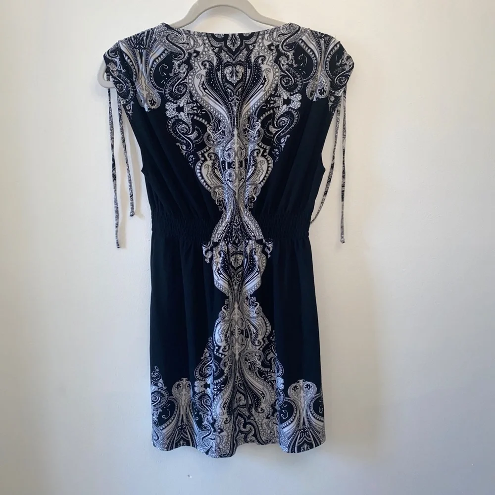Classic Black and White Patterned Cache Dress Medium